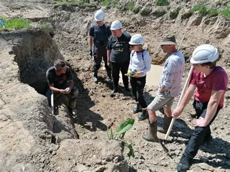 legální sběr vltavínů|těžba vltavínů nedaleko Českého Krumlova